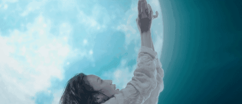 然而在西游伏妖中,林允饰演了唤醒唐僧心中段小姐记忆的女人,做同样