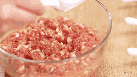 将木筷插入油中,如果有小气泡缓慢产生大概为6成热油温.