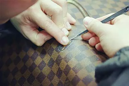 看护理师如何让奢侈品皮具恢复如新