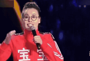 傅园慧在2016体坛风云人物颁奖盛典上担任开场主持