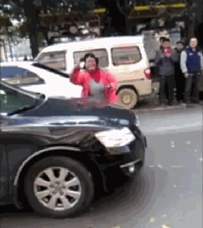 大妈碰瓷成功讹到20元当街跳舞 称搞钱为打麻将