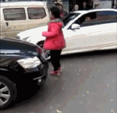 大妈碰瓷成功讹到20元当街跳舞 称搞钱为打麻将