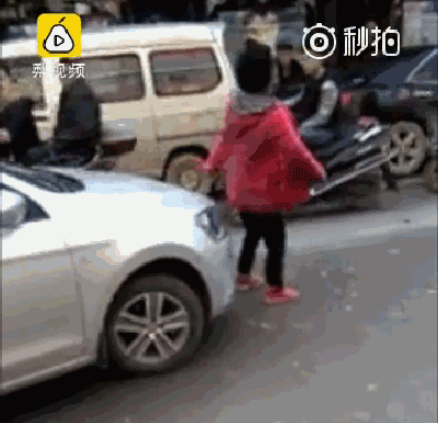 大妈碰瓷成功讹到20元当街跳舞 称搞钱为打麻将