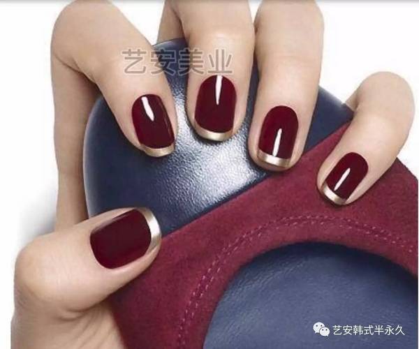 抑或搭配法式美甲黑白条纹的法式甲,线条间隙之间用各种颜色钻点缀图片