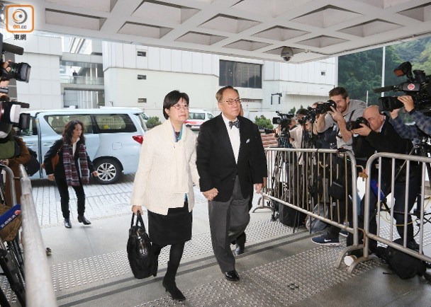 曾荫权在夫人陪同下到达香港高等法院
