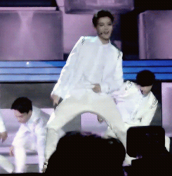 浙江跨年跑男团唱完《超级英雄》,后排的舞者拿了衣服给跑男团换,鹿晗