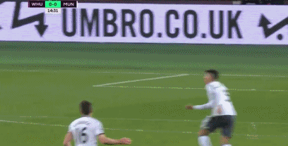 而少打一人的西汉姆联在安东尼奥错失单刀良机之后,被曼联队攻入两球