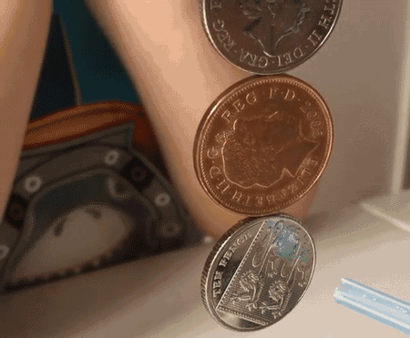 再将线的一端固定在纸盒底部 动动手中的磁铁,就能让蝴蝶飞起来 让