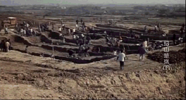 公元前740年熊通自立为楚武王,公元前678年,楚文王继位,旋即迁都于郢