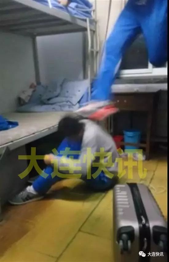 一身着蓝色校服的男生a对另一男生b飞踹一脚,紧接着又一脚踢到了男生b