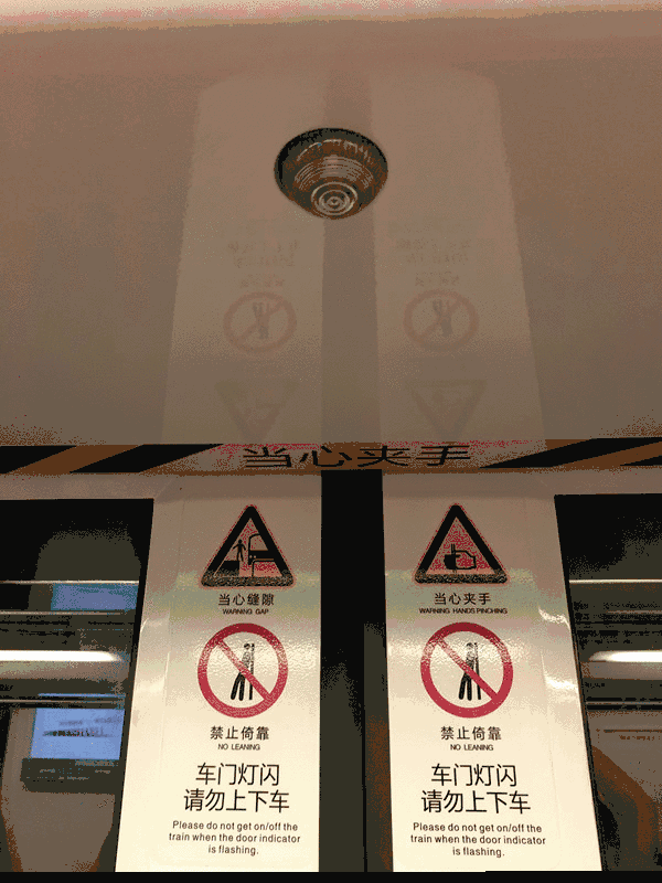 【乐乘微车厢】惊险!男子推婴儿车强冲地铁门,车被夹到变形!