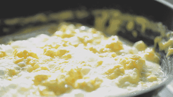 煮鸡蛋时,先将蛋放在冷水里浸湿,再放进热水里煮,蛋壳便不会破裂并且