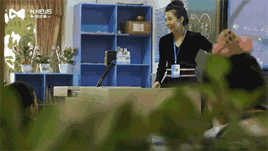 增城一美女教师为学生