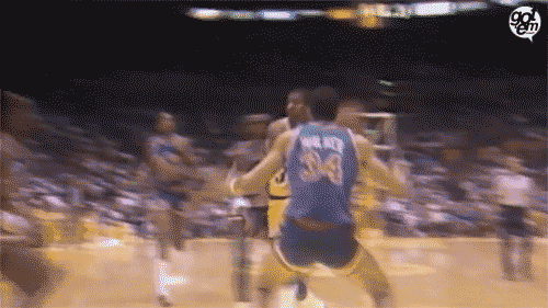 而篮板却是邓肯得分的利器,他的各种擦板进球可以成为篮球教科书