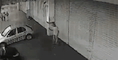 女司机错把油门当刹车冲撞放学人群3人受伤