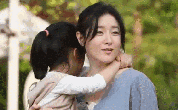 隐退12年,45岁的李英爱变身