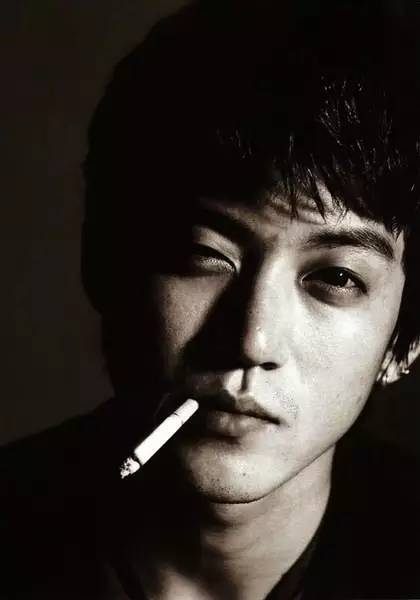 这样的眼神和表情,一定是个有故事的男人! 抽烟还不忘放电.