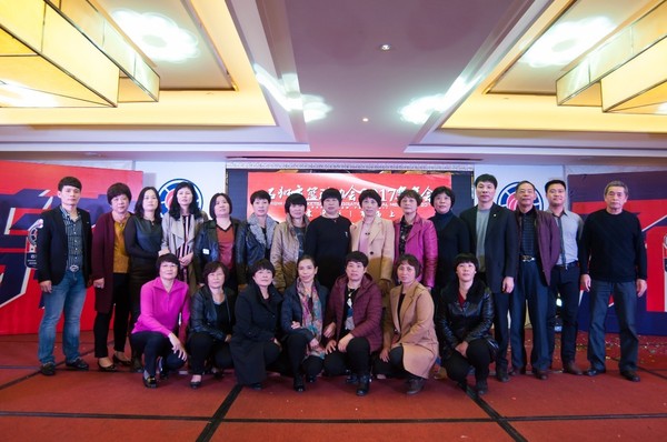 活动环节 篮协领导与石狮冠军女篮合影