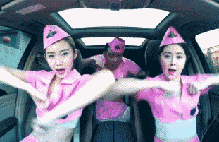 这样的车震要不得,随时可能有危险!