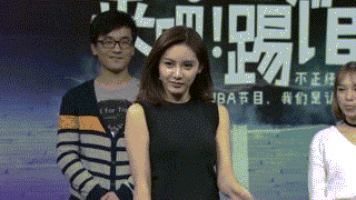 《来吧踢馆》第六期 美娜女球迷性感五连拍!