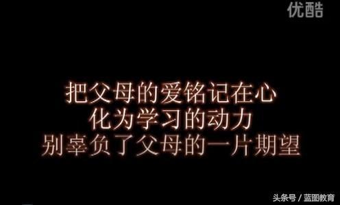 大冬天路灯下给儿子补习,真是可怜天下父母心
