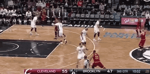 中注意力不集中,被詹姆斯偷溜了一个后门儿,勒夫的基地传球准时送到