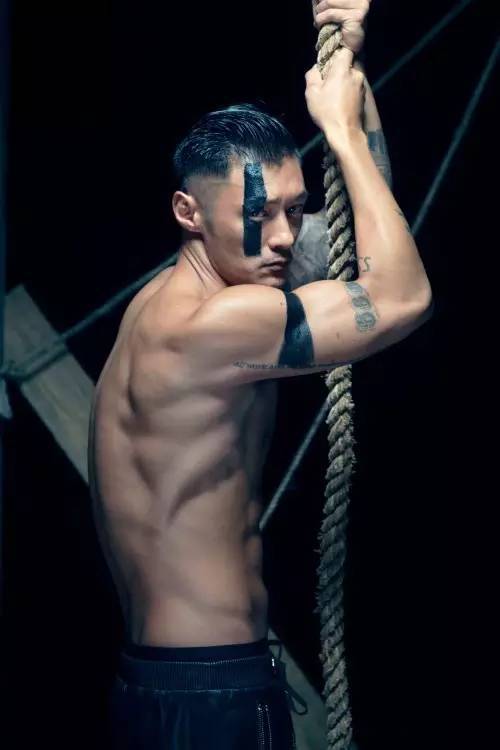 余文乐晒肉照，大玩sm捆绑艺术！10个月秒变肌肉男，搞到粉丝流晒鼻血！