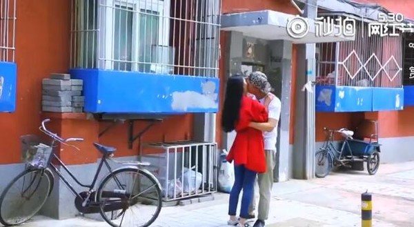 强吻陌生人:中国版的街头索吻竟然成功 太不科学了
