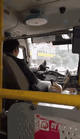 公交司机掌握着全车乘客的安全,开车时可马虎不得,然而汕头一名公交