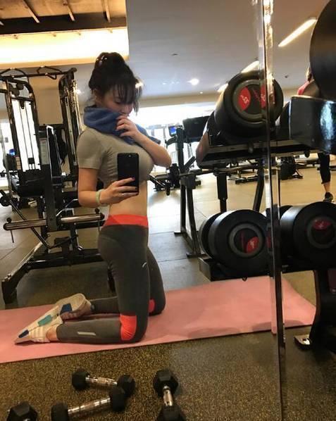 邹市明娇妻秀好身材,引得宅男狂流鼻血