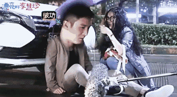 《漂亮的李慧珍》盛一伦撑开伞的一瞬间笑死我了,这伞太抢戏了吧