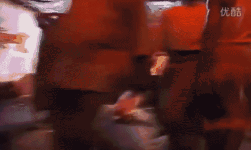 一方面培养普瑞蒂等人的摄影兴趣, 另一方面用孩子们的照片来拼凑