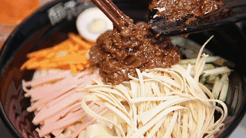 炎炎夏日,来一份拌面,面条过水后,与拌好的酱料拌匀,入口微甜,配上