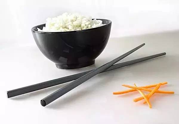 一个碗上面放一双筷子猜成语_一个碗一双筷子卡通