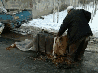 1 刚刚楼下一哥们在放炮,在窗户探出头去问他: