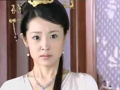 2005年,姜昕言出演电视剧《神探狄仁杰2》中的狄如燕一角开始走红