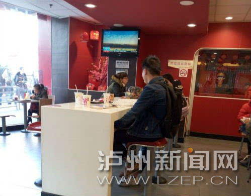 泸州:又是一年开学季 为赶作业学生扎堆快餐店