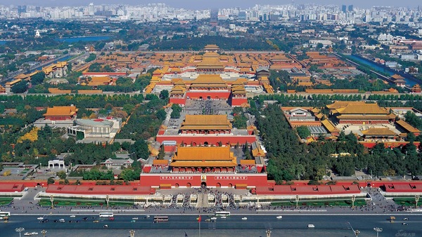 景山公园 位于北京中轴线,曾是全城的制高点,可俯瞰故宫全景