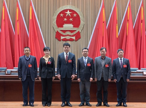 △县第十六届人大常委会主任,副主任合影(左起为吴爱群,潘晓萍,游宏