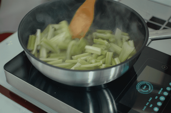 自带平板电脑,还能自动炒菜!megcook智能灶测评