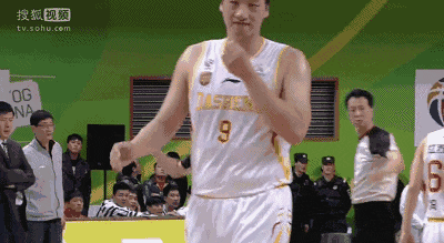 CBA老板高喊中国篮球没希望,高管进场抢球,如