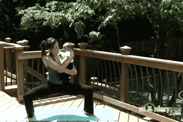 谁说带娃没时间锻炼身体?和小宝宝一起做瑜伽出汗吧!