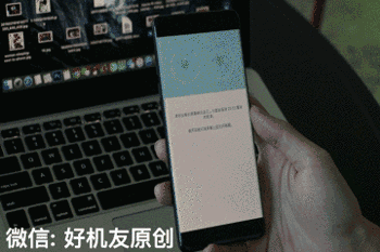 以后,见谁含情脉脉盯着iphone手机,可能不是在和心上人玩视频