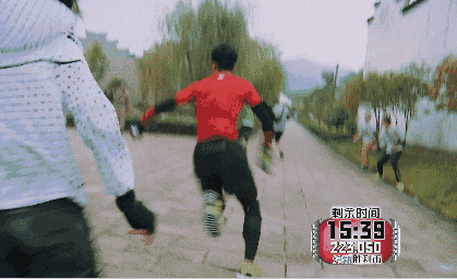 这速度真是让我们替摄像捏了一把汗啊,小伙子简直太快了吧!