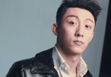 黄景瑜双封面破13万 获封2月刊封面之王