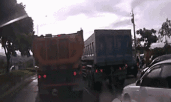 疯狂!南京一重型卡车失控连撞20辆小车!冲了100多米!