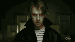 前一秒还正常的坐在精神病院里,下一秒就躺在一个自由落体的床上.