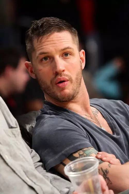 tomhardy也是以短发造型赢得了硬汉形象