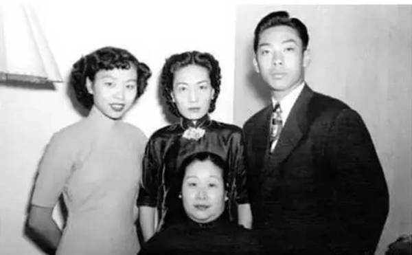 后排左起:杜美如(杜月笙之女),孟小冬,杜维善和姚玉兰(前排) 75岁的