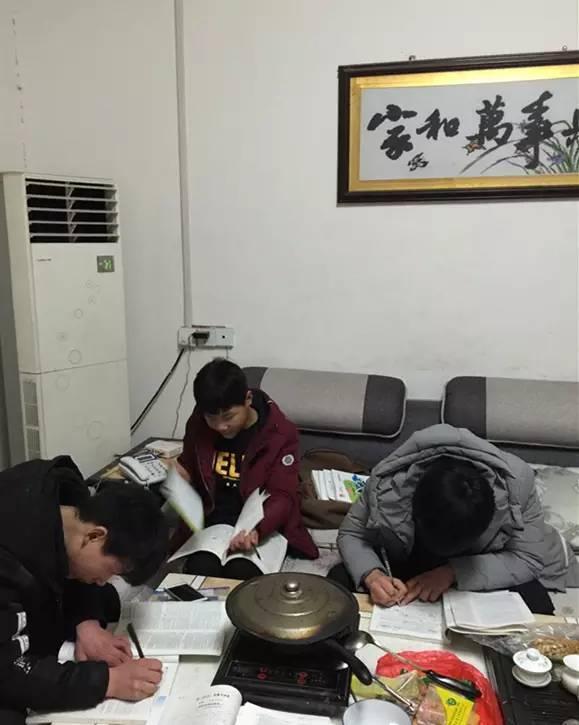 2月5日,在四川绵阳,几名中学生在奶茶店里一起做作业.